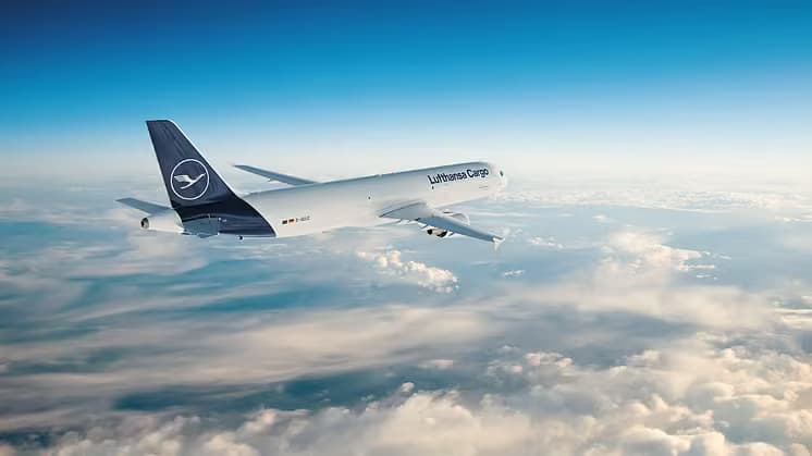 Lufthansas flygplan som flyger över molnen – symboliserar hur Lufthansa använder Mynewsdesk för att effektivisera kommunikationen och spara tid och resurser.