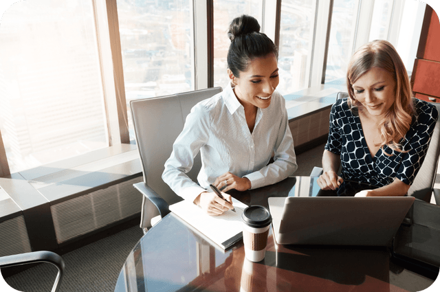 Image of 2 PR and communication professionals working in Mynewsdesk PR tool on the computer