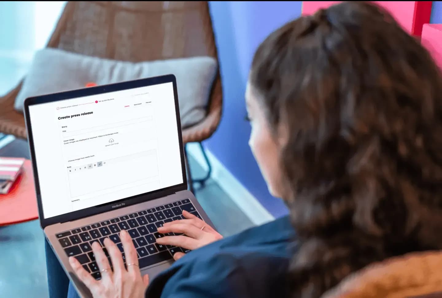 Person som arbetar vid en laptop och skapar ett pressmeddelande i Mynewsdesk – illustrerar hur enkelt det är att skapa, publicera och följa upp pressmeddelanden.