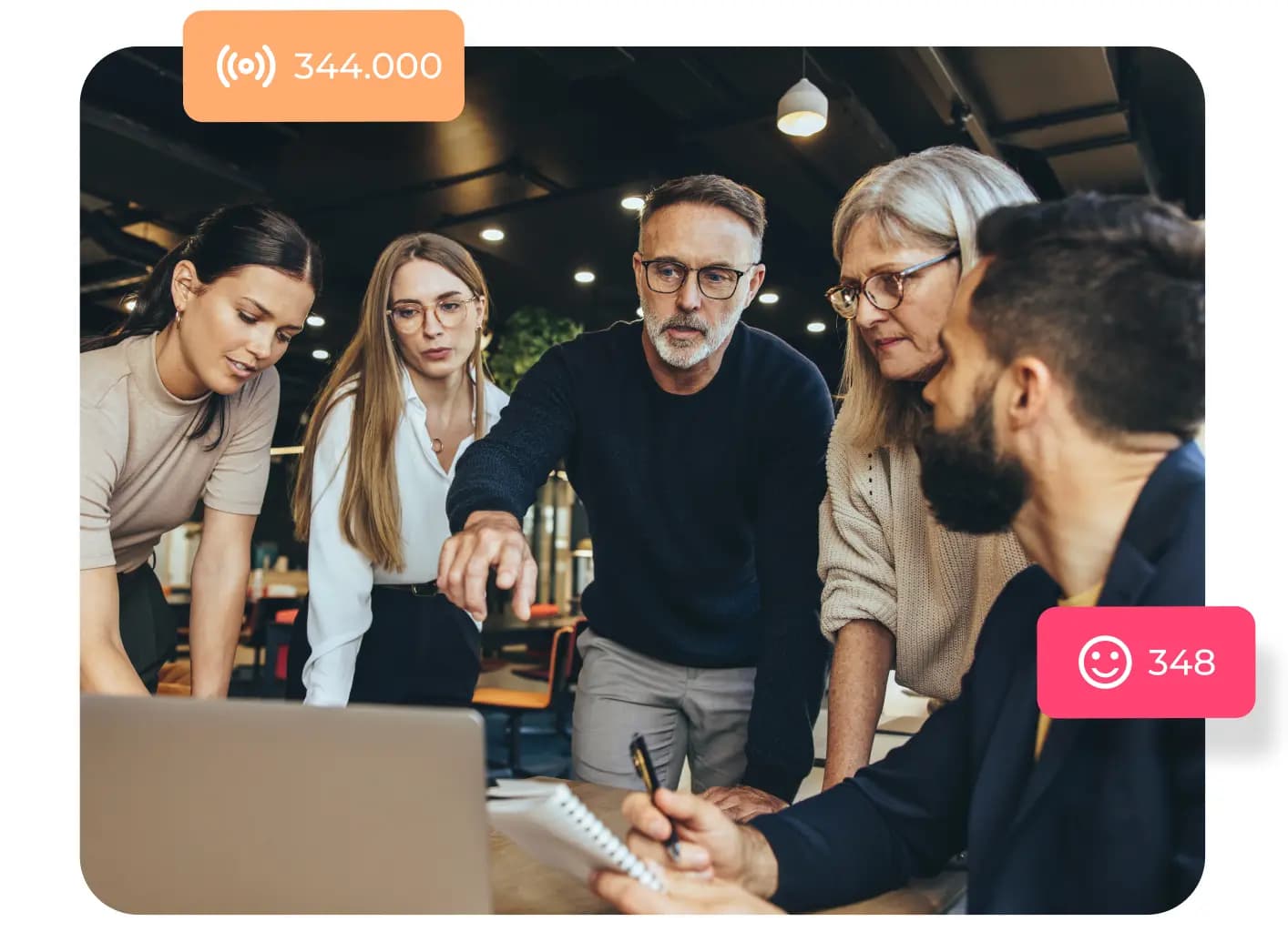 Grupp som samarbetar runt en laptop – illustrerar hur Mynewsdesk hjälper team att skapa och skicka pressmeddelanden som ökar synlighet och räckvidd.