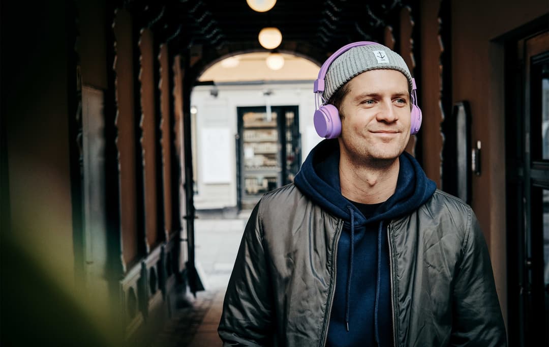 Man lyssnar på BookBeat med hörlurar