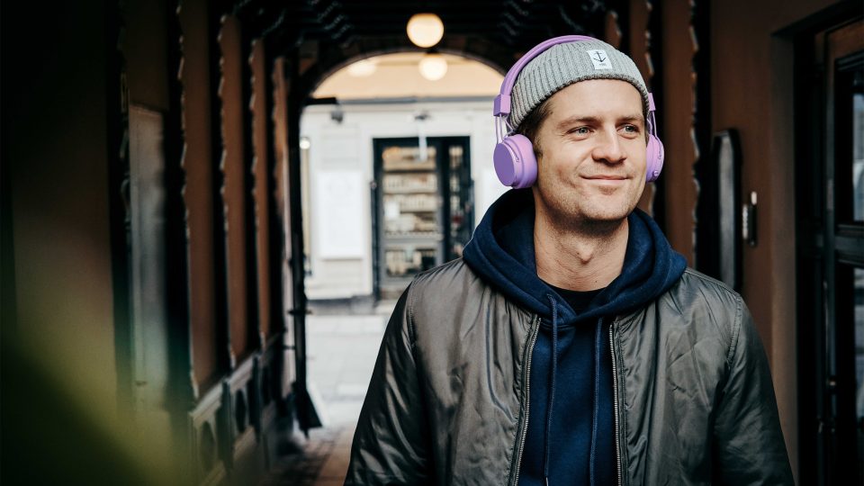 Man lyssnar på BookBeat med hörlurar